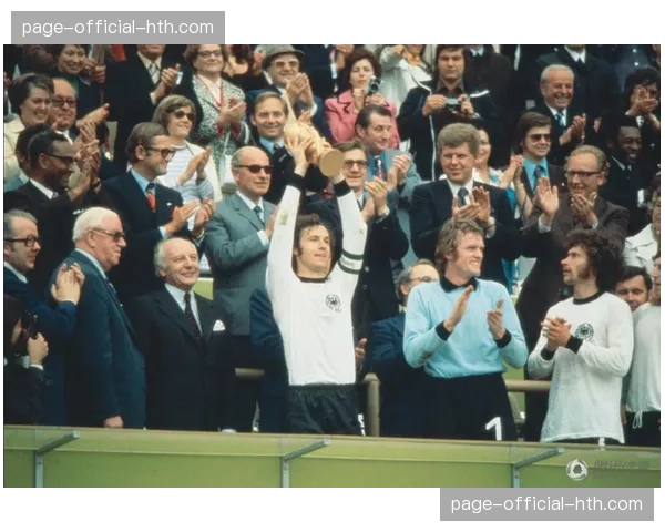 致敬传奇,法兰克福主场在中场时为已故功勋主席举行默哀仪式